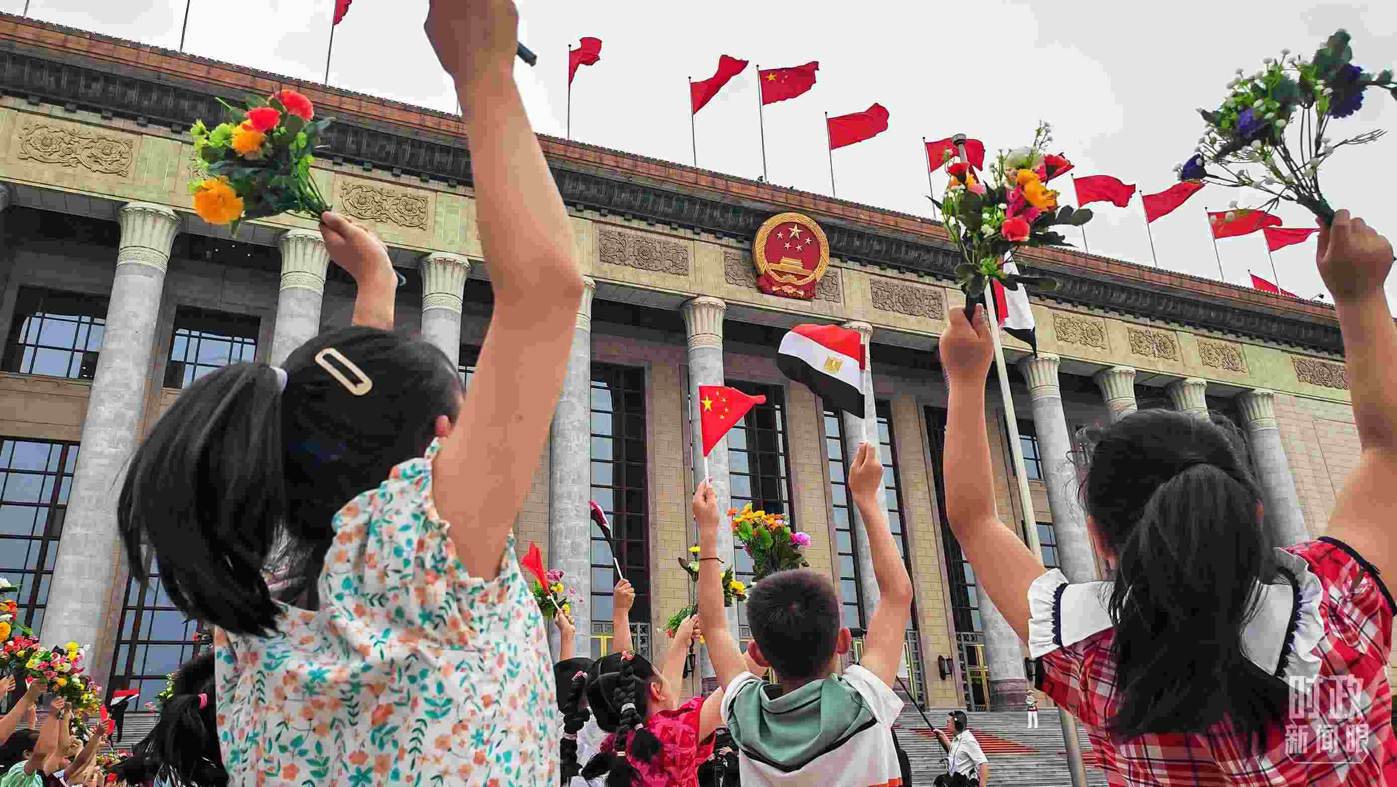 △5月29日下午，習(xí)近平主席舉行儀式歡迎埃及總統(tǒng)塞西訪華。圖為歡迎儀式現(xiàn)場的少年兒童。（總臺央視記者劉琦拍攝）
