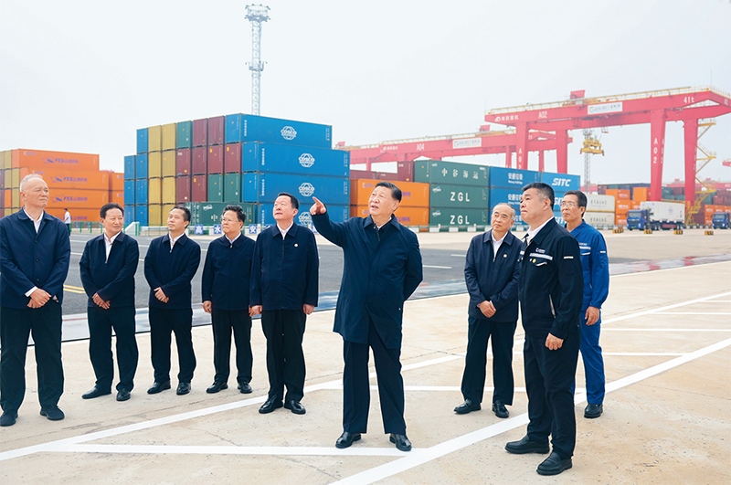 2024年5月22日至24日，中共中央總書記、國家主席、中央軍委主席習(xí)近平在山東考察。這是22日下午，習(xí)近平在日照港察看全自動化集裝箱碼頭作業(yè)場景。 新華社記者 鞠鵬/攝