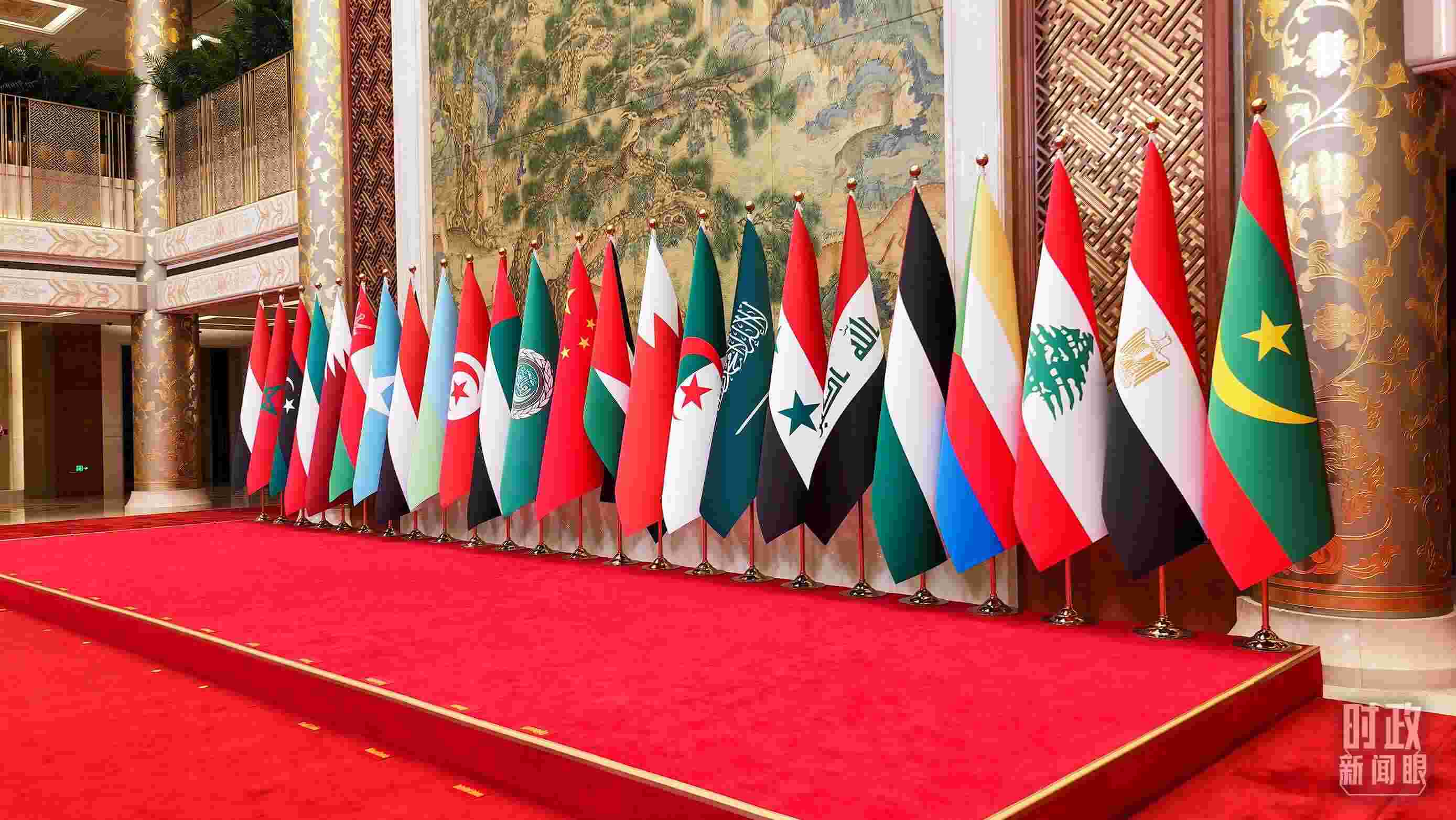 △會議現(xiàn)場的旗陣。（總臺央廣記者馬喆拍攝）