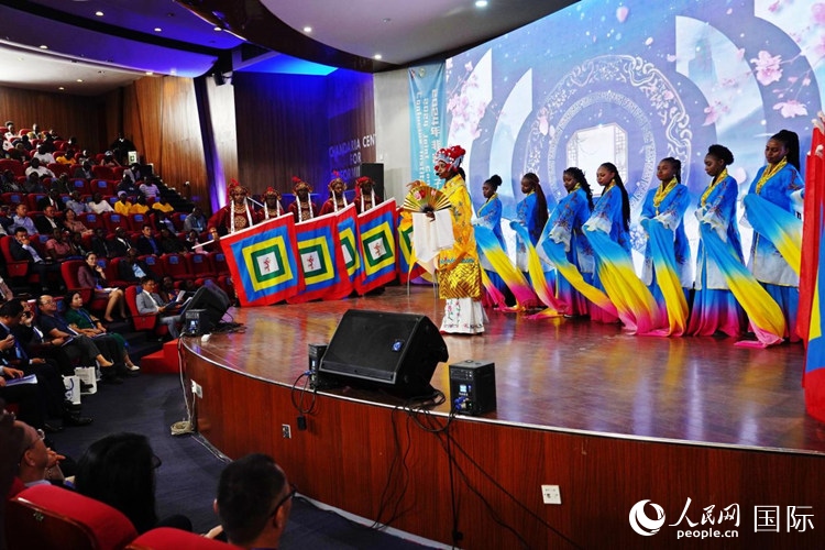 開幕式前，內(nèi)羅畢大學(xué)孔子學(xué)院學(xué)生進(jìn)行文藝表演。人民網(wǎng)記者 黃煒鑫攝