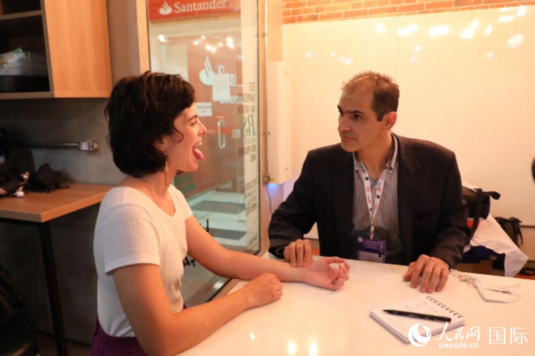 在巴西米納斯吉拉斯州首府貝洛奧里藏特開辦診所的中醫(yī)師保羅·貢扎爾韋斯，正在把脈并觀察舌苔。人民網(wǎng)記者 陳一鳴攝