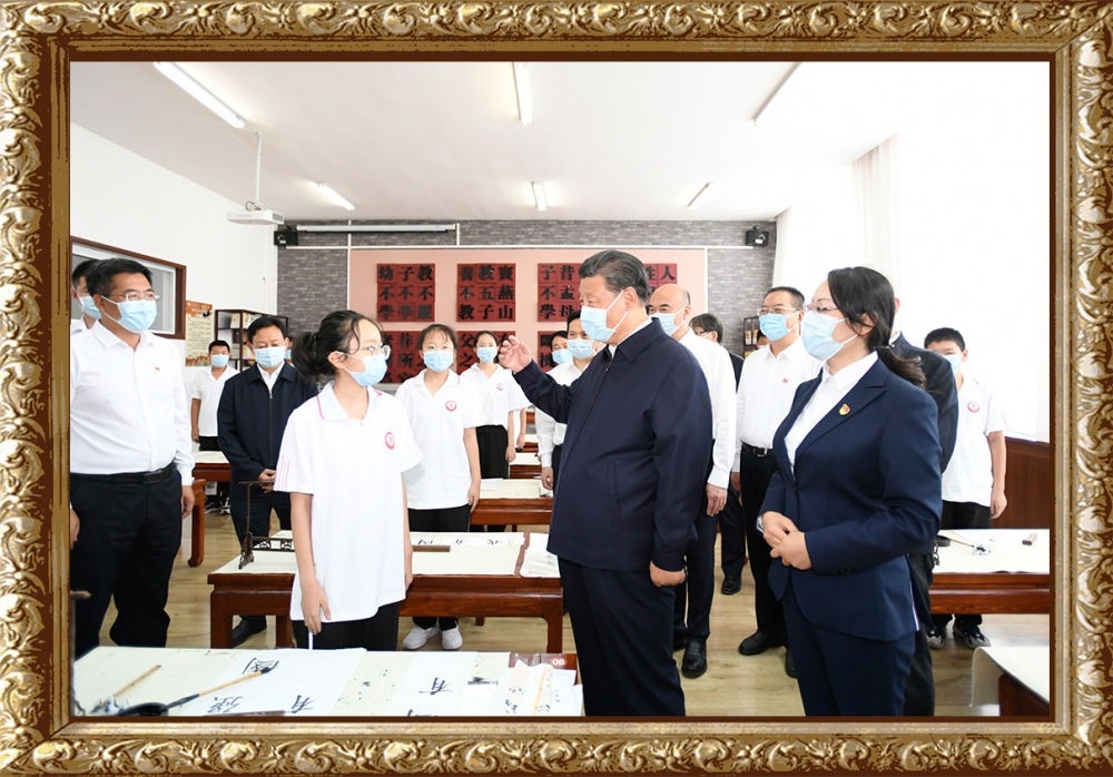 2021年9月13日至14日，習近平總書記在陜西省榆林市考察。14日上午，習近平在綏德實驗中學考察時，同正在練習書法的學生親切交流。