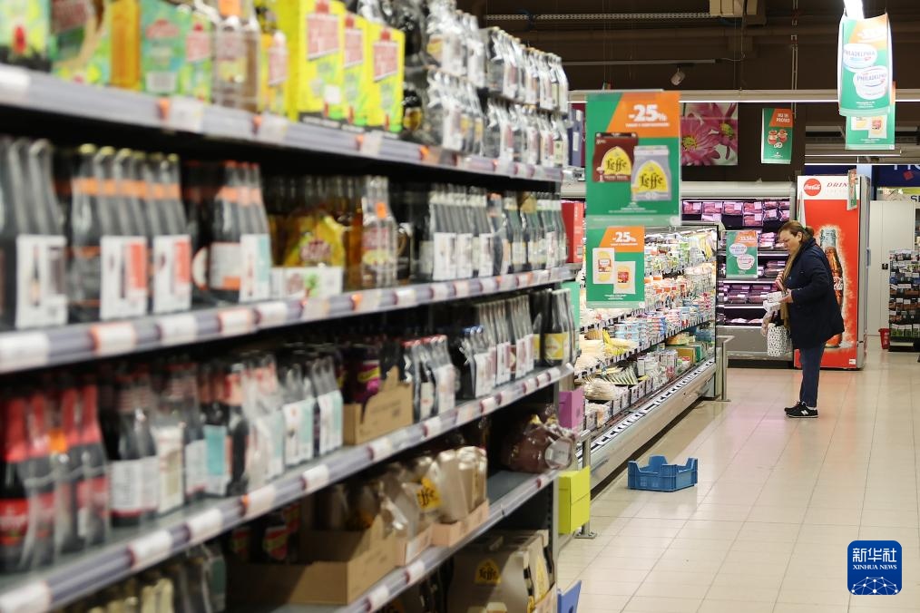 5月31日，一名顧客在比利時(shí)布魯塞爾一家超市購物。新華社記者 趙丁喆 攝