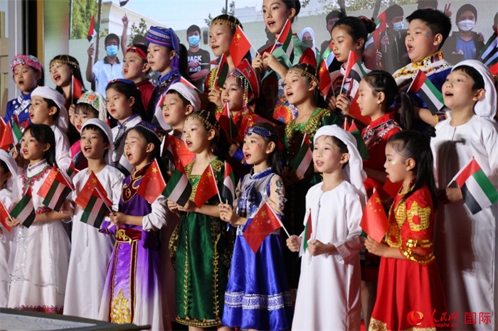 活動(dòng)上，身著中阿傳統(tǒng)服飾的孩子們共唱歌曲，表達(dá)對(duì)美好未來(lái)的向往。人民網(wǎng)記者 張志文攝