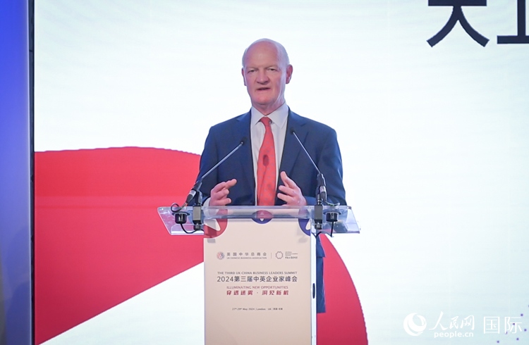 英國前負責(zé)大學(xué)與科研事務(wù)的國務(wù)大臣、英國皇家學(xué)會院士大衛(wèi)·威利茨致辭。人民網(wǎng) 郭錦標(biāo)攝