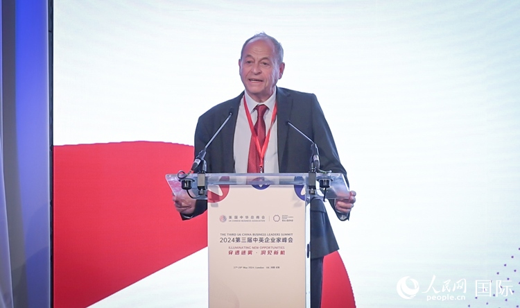 英國48家集團俱樂部榮譽主席斯蒂芬·佩里致辭。人民網(wǎng) 郭錦標(biāo)攝