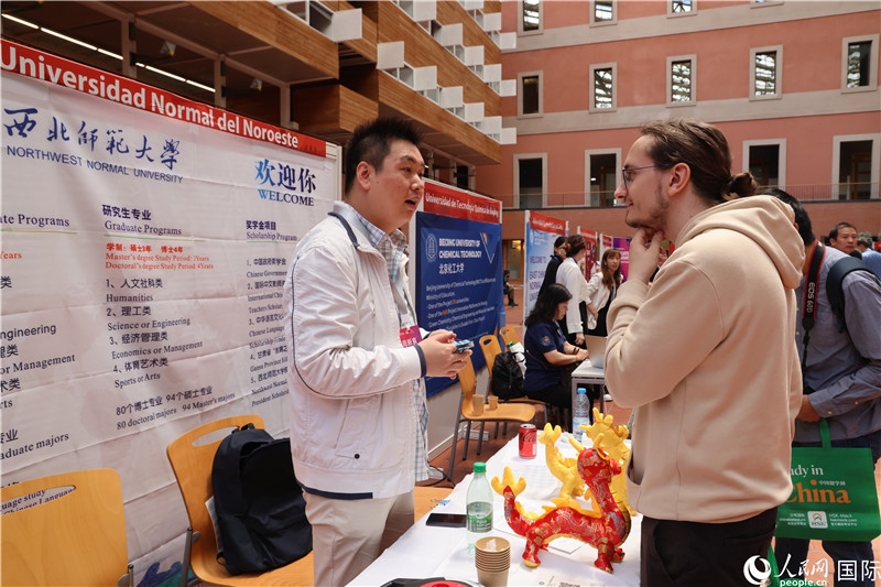 西班牙應(yīng)屆畢業(yè)生在展臺前咨詢。人民網(wǎng)記者 顏歡攝