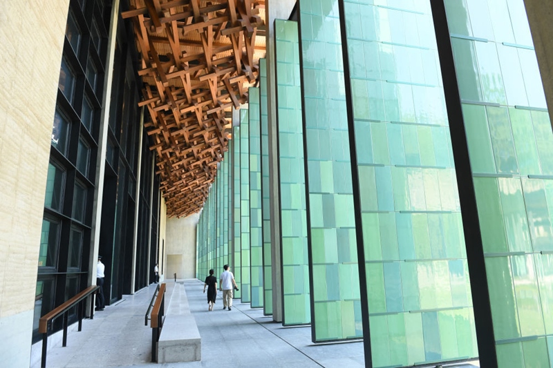 2022年7月23日，杭州國(guó)家版本館屋頂?shù)哪緲?gòu)和青瓷門(mén)扇相映成趣。