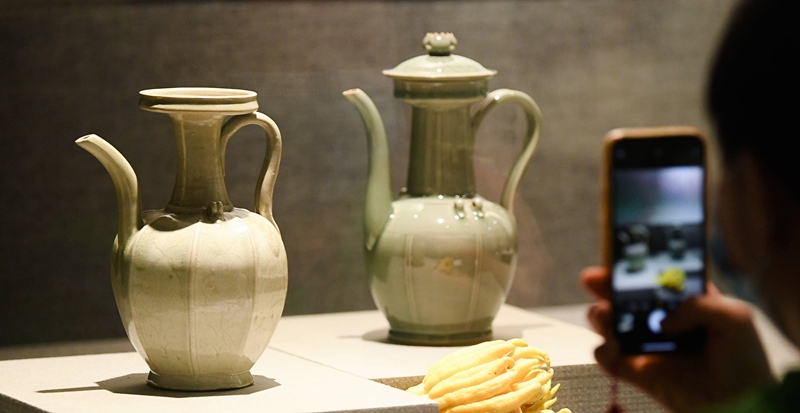 2021年9月14日，浙江省博物館，觀眾在拍攝北宋龍泉窯執(zhí)壺（左）和龍泉青瓷藝人劉杰制作的執(zhí)壺。