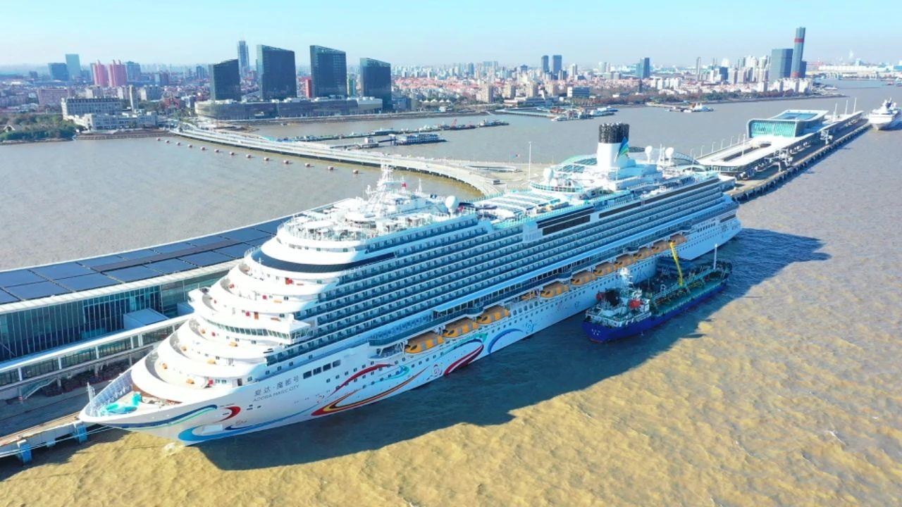 △2024年1月1日，國(guó)產(chǎn)首艘大型郵輪“愛達(dá)·魔都號(hào)”從上海吳淞口國(guó)際郵輪港開啟商業(yè)首航。