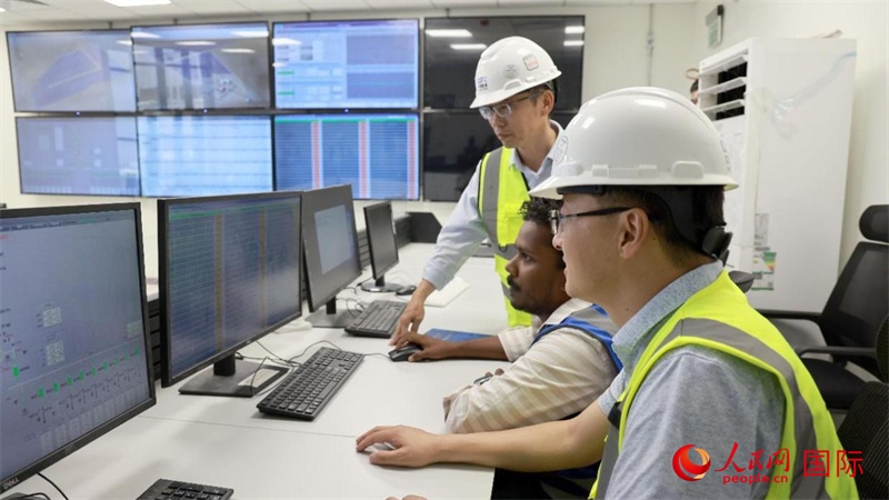 工作人員進行倒送電準備。人民網(wǎng)記者 管克江攝