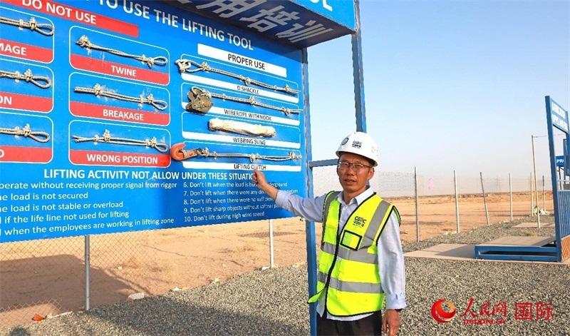 中國能建國際工程公司副總經(jīng)理兼阿爾舒巴赫電站項目經(jīng)理熊高峽展示安全培訓(xùn)中心設(shè)施。人民網(wǎng)記者 管克江攝