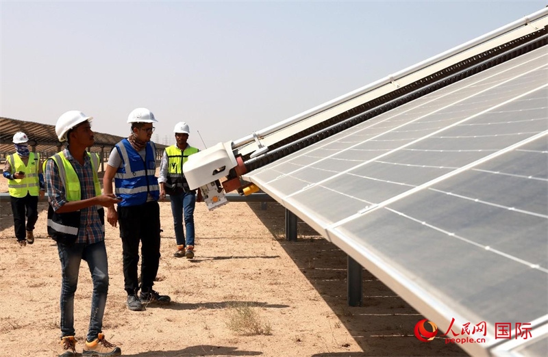 工作人員在測試自動清掃機器人。人民網(wǎng)記者管克江攝