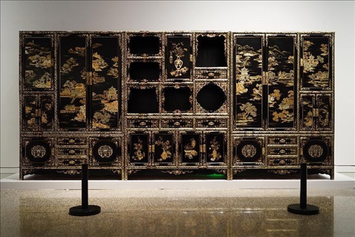 2023年7月9日，北京，中國工藝美術(shù)館·中國非物質(zhì)文化遺產(chǎn)館，“山西特色專業(yè)鎮(zhèn)·平遙非遺雙寶中華行”展覽展出的推光漆器作品。