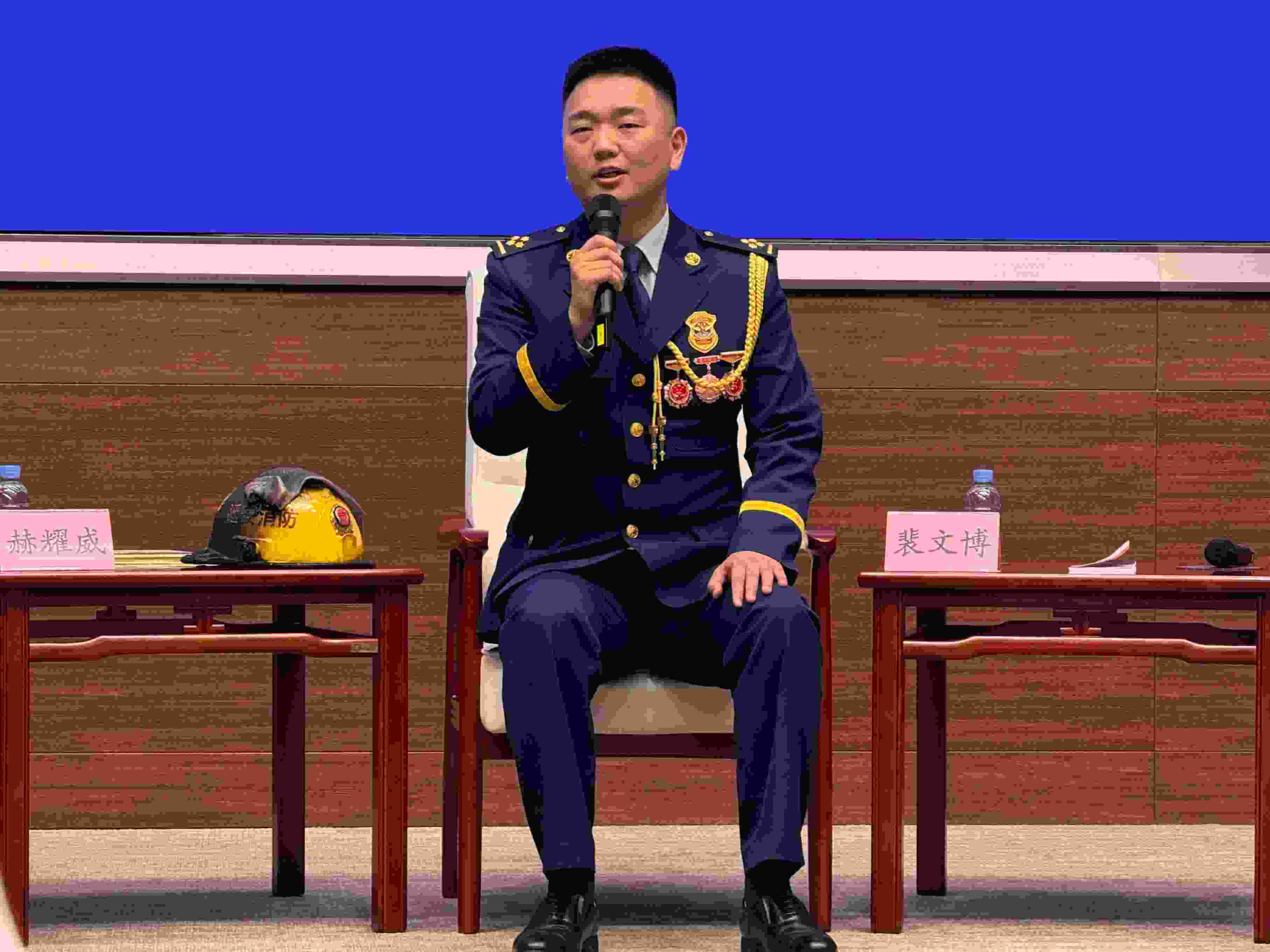 寶塔消防救援站政治指導(dǎo)員裴文博在回答記者提問。人民網(wǎng)記者 郝萍攝