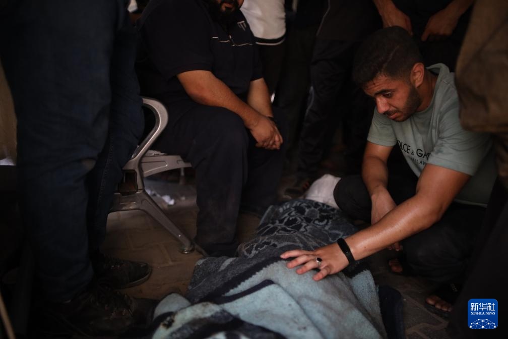 這是6月8日在加沙地帶中部努賽賴特難民營拍攝的以軍襲擊受害者。新華社發(fā)（馬爾萬·達烏德攝）