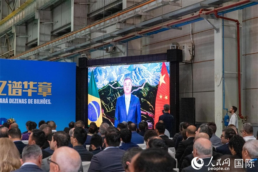 中國駐巴西大使祝青橋在視頻致辭中表示，徐工在巴西的發(fā)展，是眾多中國企業(yè)在習近平主席提出的共建“一帶一路”倡議推動下，將中國的技術和產業(yè)發(fā)展成果帶往世界，促進各國發(fā)展的縮影。 人民日報社拉美中心分社 威廉·科埃略·維亞納攝