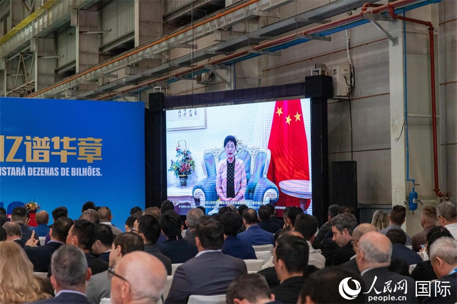 中國駐里約熱內盧總領事田敏在視頻致辭中表示，中國是米納斯吉拉斯州第一大貿易伙伴和重要投資來源國。近年來，雙方在貿易投資、科技創(chuàng)新、裝備制造、人文交流等領域開展了富有成果的合作。 人民日報社拉美中心分社 威廉·科埃略·維亞納攝