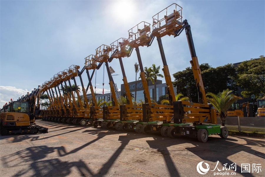 在徐工巴西制造生產基地，一批完成生產的設備正準備交付客戶。 人民日報社拉美中心分社 威廉·科埃略·維亞納攝