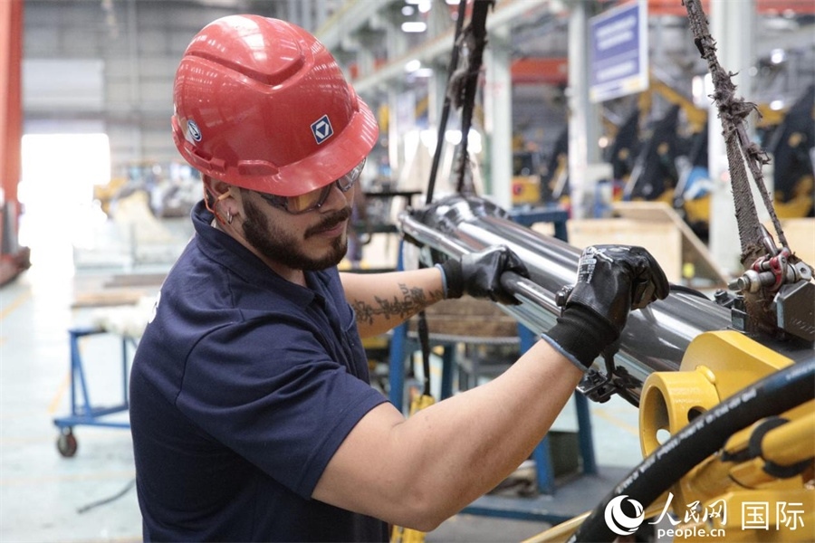 一名徐工巴西制造基地的當地員工正在進行設備安裝和調試。 人民日報社拉美中心分社 威廉·科埃略·維亞納攝