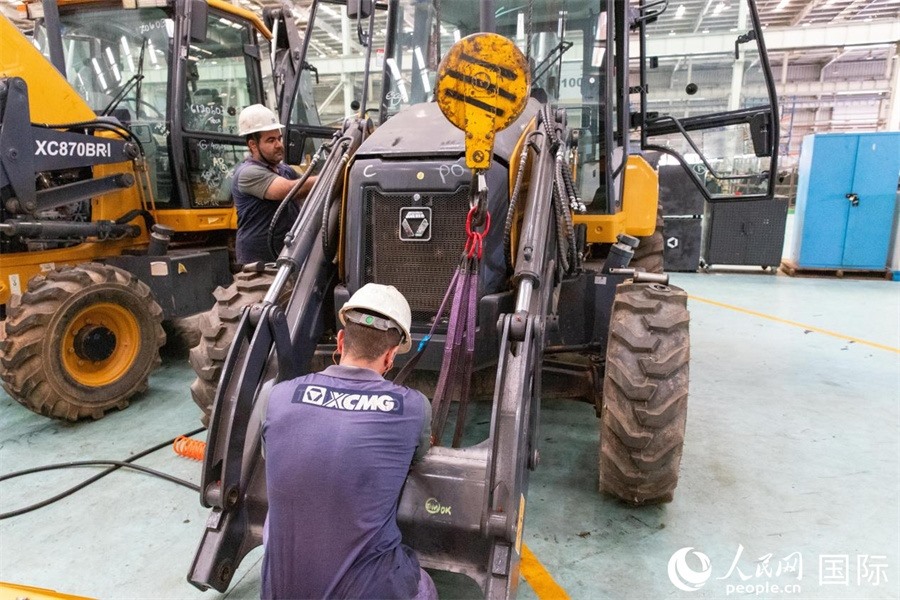 兩名徐工巴西制造基地的當地員工正在進行設備安裝和調試。 人民日報社拉美中心分社 威廉·科埃略·維亞納攝
