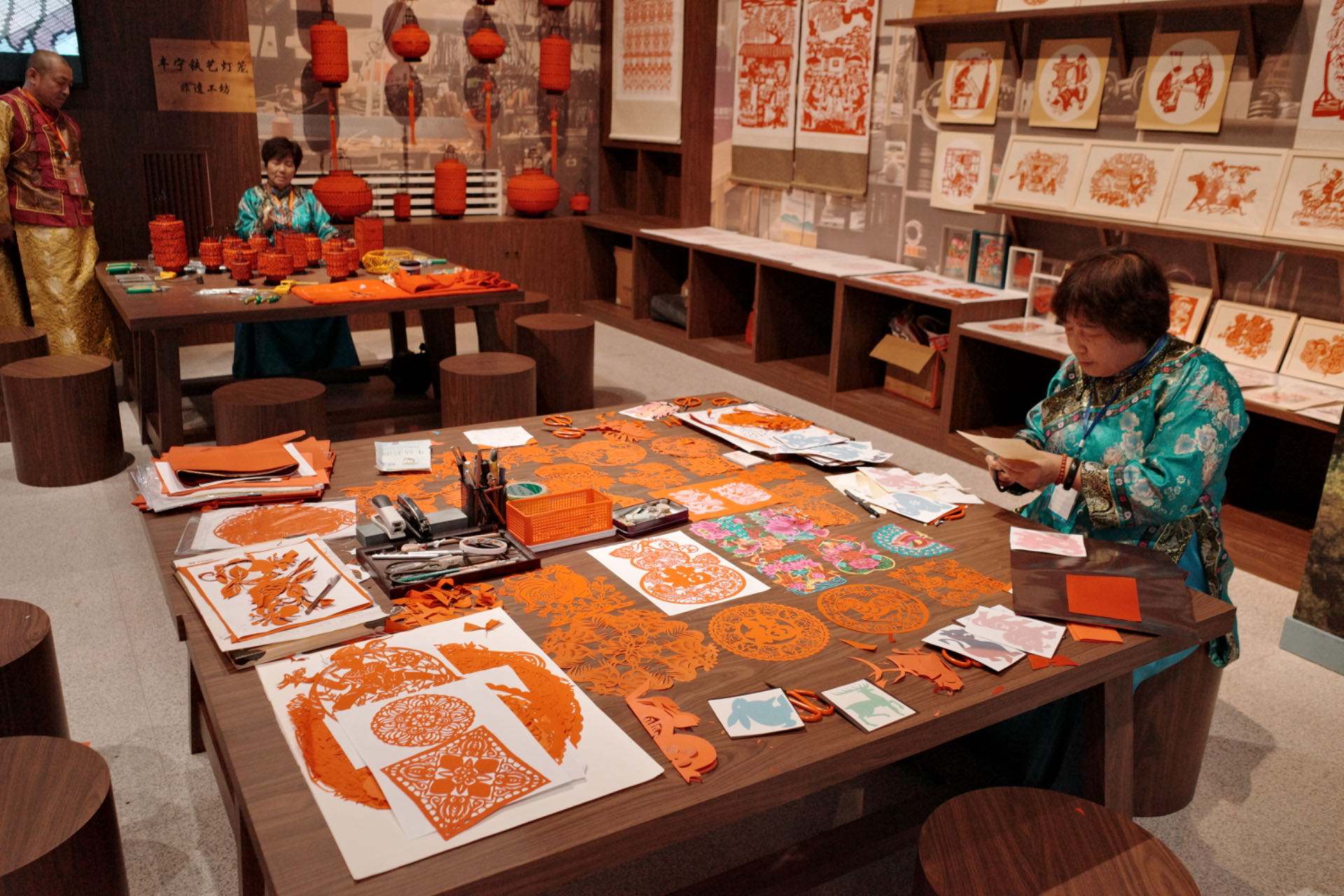 “氣象萬千——中國非遺保護(hù)實(shí)踐主題展”上，非遺傳承人現(xiàn)場展示。人民網(wǎng)記者 劉微攝