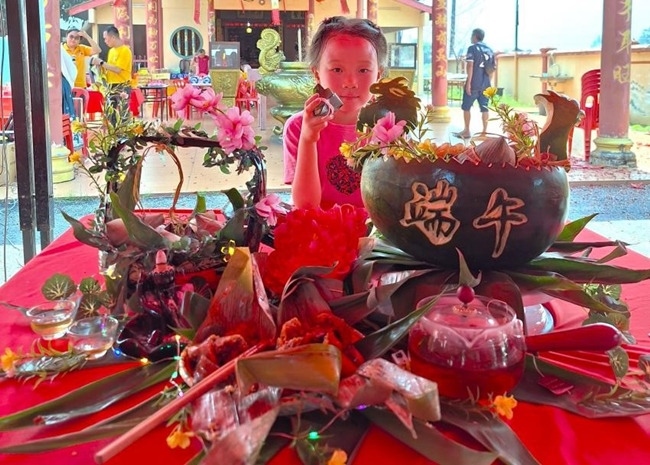 小朋友展示學(xué)裹粽子的成品照。組委會(huì)供圖