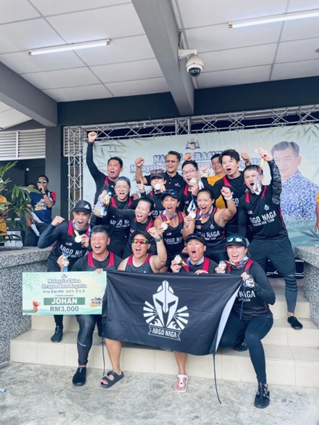 全體隊(duì)員歡慶取得混合組冠軍。組委會(huì)供圖