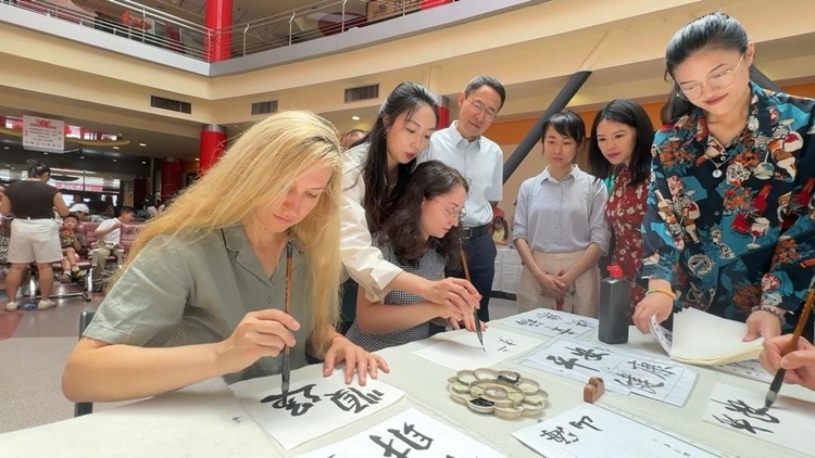 羅馬尼亞友人在活動現(xiàn)場學(xué)寫漢字。中國駐羅馬尼亞大使館領(lǐng)僑處供圖