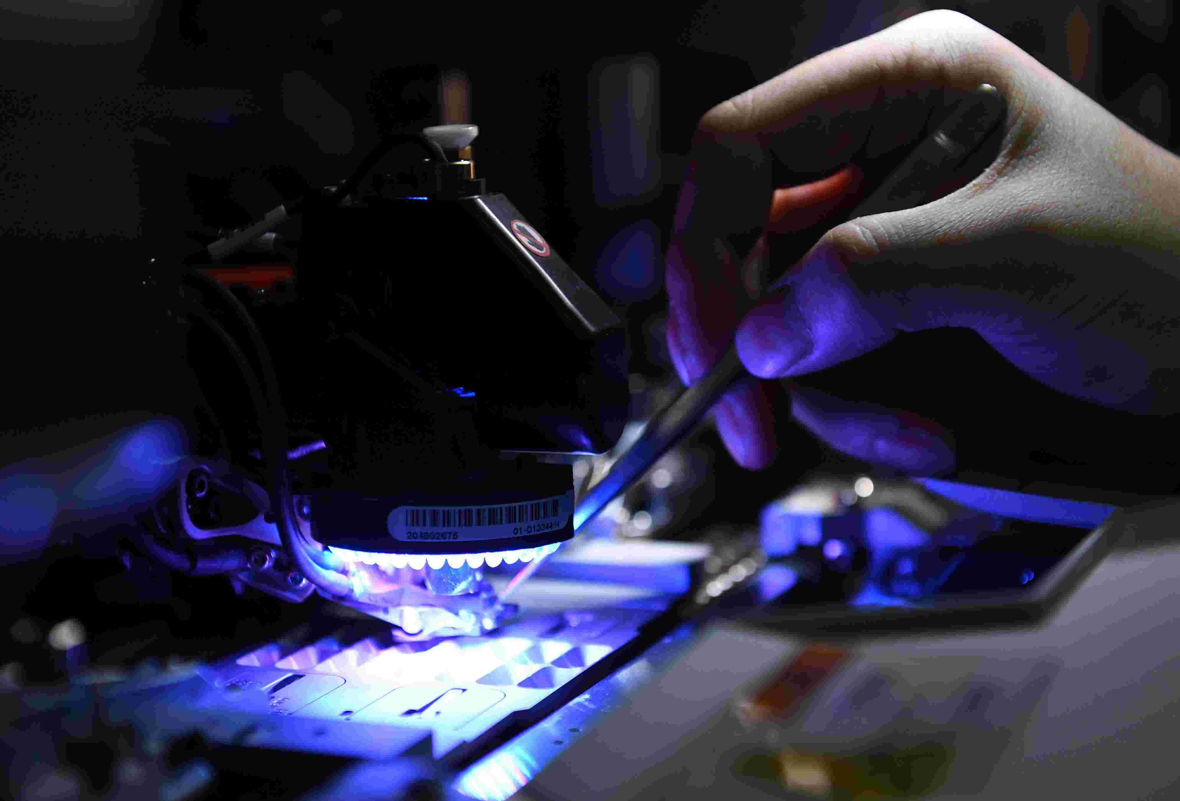 2021年4月24日，安徽馬鞍山，在經(jīng)開區(qū)安徽省東科半導(dǎo)體有限公司生產(chǎn)線上，工人正在生產(chǎn)芯片。