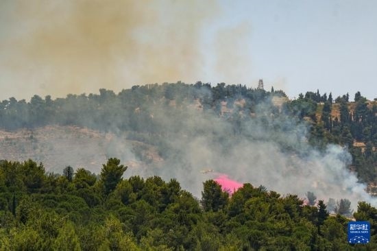 6月12日，以色列北部加利利地區(qū)遭受火箭彈襲擊后冒出滾滾濃煙。新華社發(fā)（阿亞爾·馬戈林攝/基尼圖片社）