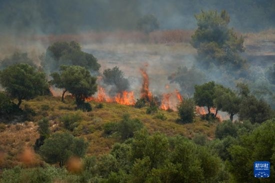 6月12日，以色列北部加利利地區(qū)遭受火箭彈襲擊后冒出滾滾濃煙。新華社發(fā)（阿亞爾·馬戈林攝/基尼圖片社）