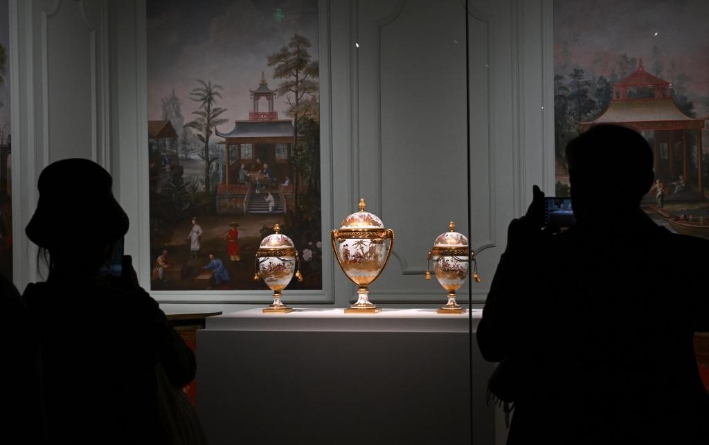 4月1日，觀眾在北京故宮參觀“紫禁城與凡爾賽宮——17、18世紀(jì)的中法交往”展覽。新華社記者金良快攝