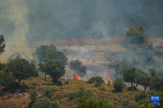 6月12日，以色列北部加利利地區(qū)遭受火箭彈襲擊后冒出滾滾濃煙。新華社發(fā)（阿亞爾·馬戈林攝/基尼圖片社）