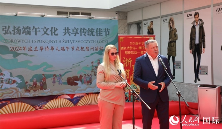 皮耶霍欽斯基（右）在活動上致辭。人民網(wǎng)記者 李增偉攝