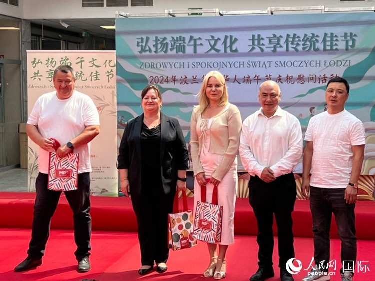 向波蘭友人發(fā)放端午節(jié)慰問品。人民網(wǎng)記者 李增偉攝