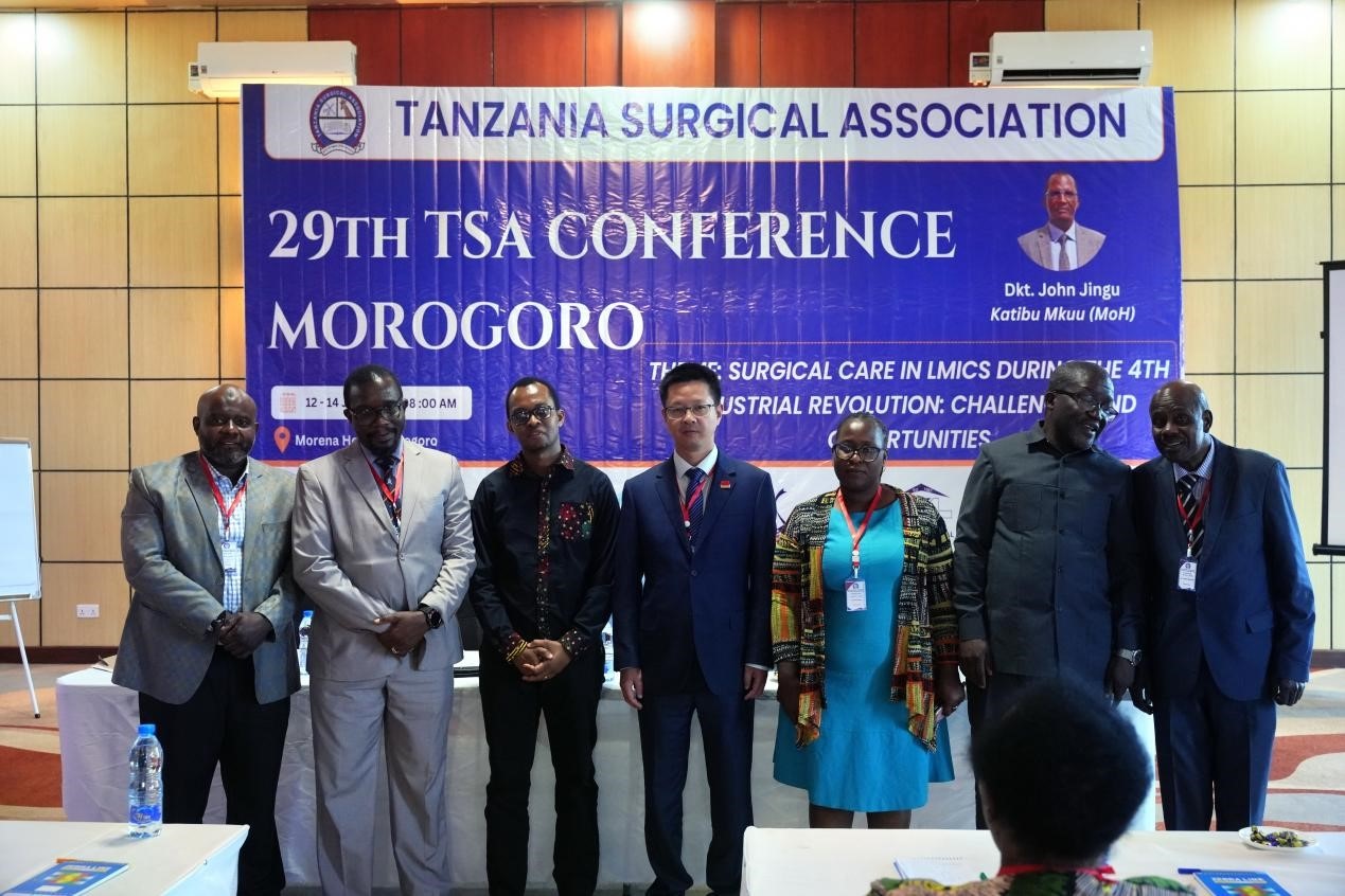 醫(yī)療隊隊長蔣國慶與大會主席團(tuán)合影