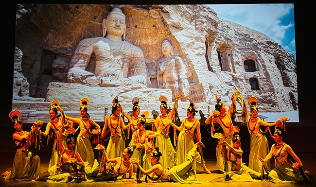 展演現(xiàn)場，同學們在表演節(jié)目《云岡飛天印象》。校方供圖