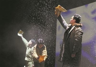 圖為清華大學(xué)原創(chuàng)話劇《馬蘭花開》的演出現(xiàn)場(chǎng)。新華社記者 王申攝