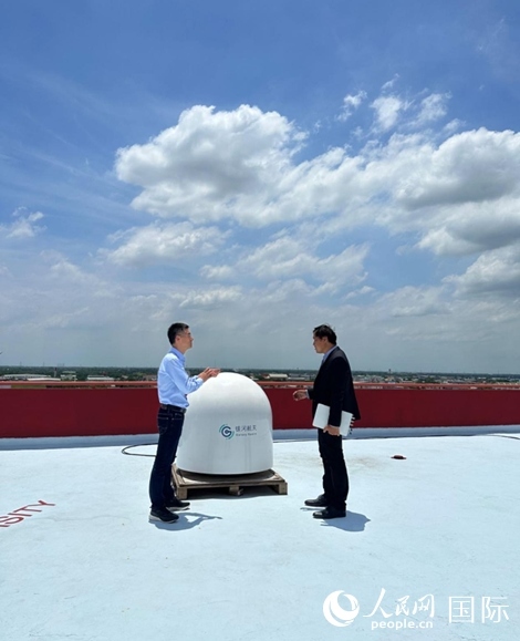 中泰兩國技術(shù)人員交流低軌寬帶衛(wèi)星互聯(lián)網(wǎng)運(yùn)行情況。人民網(wǎng)記者 簡承淵攝