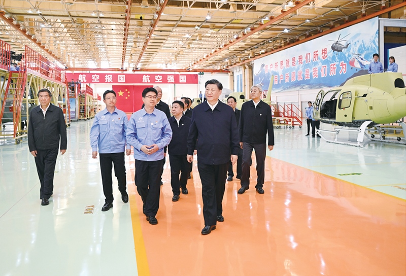 2023年10月10日至13日，中共中央總書記、國(guó)家主席、中央軍委主席習(xí)近平在江西考察。這是11日上午，習(xí)近平在景德鎮(zhèn)市昌河飛機(jī)工業(yè)（集團(tuán)）有限公司考察。 新華社記者 燕雁/攝