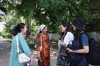 人民日報記者和塔方記者在進行交流。顏歡攝