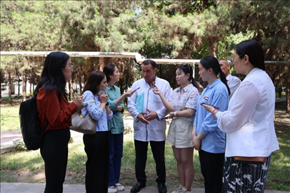 聯(lián)合采訪團隊在采訪塔吉克斯坦中央眼科醫(yī)院副院長馬爾索羅夫·薩爾杜洛。胡澤曦攝