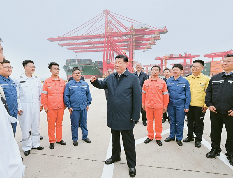 2024年5月22日至24日，中共中央總書記、國(guó)家主席、中央軍委主席習(xí)近平在山東考察。這是22日下午，習(xí)近平在日照港親切慰問港口科技工作者、運(yùn)營(yíng)人員、航運(yùn)人員。 新華社記者 謝環(huán)馳/攝