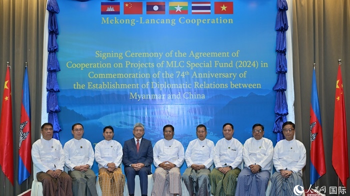 中國駐緬甸大使陳海（左四）與緬方執(zhí)行部委部長合影。人民網(wǎng)記者 謝佳君攝