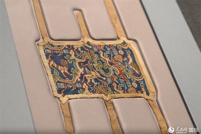 “五星出東方利中國”織錦護(hù)臂。人民網(wǎng)記者 張麗婭攝