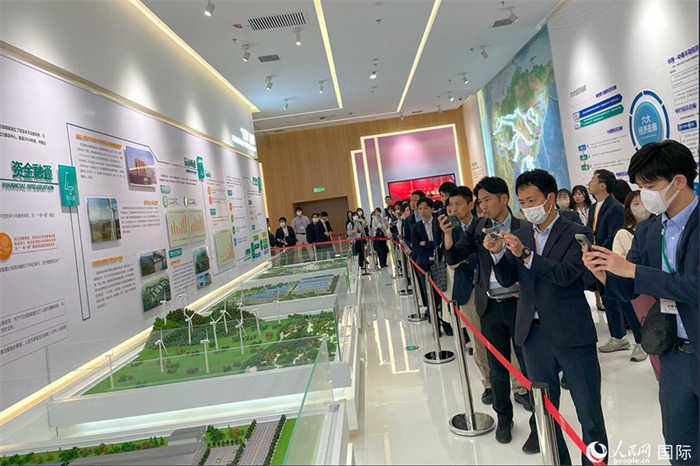 日本創(chuàng)價學(xué)會青年代表團(tuán)在烏魯木齊市文化中心規(guī)劃館參觀。人民網(wǎng)記者 張麗婭攝