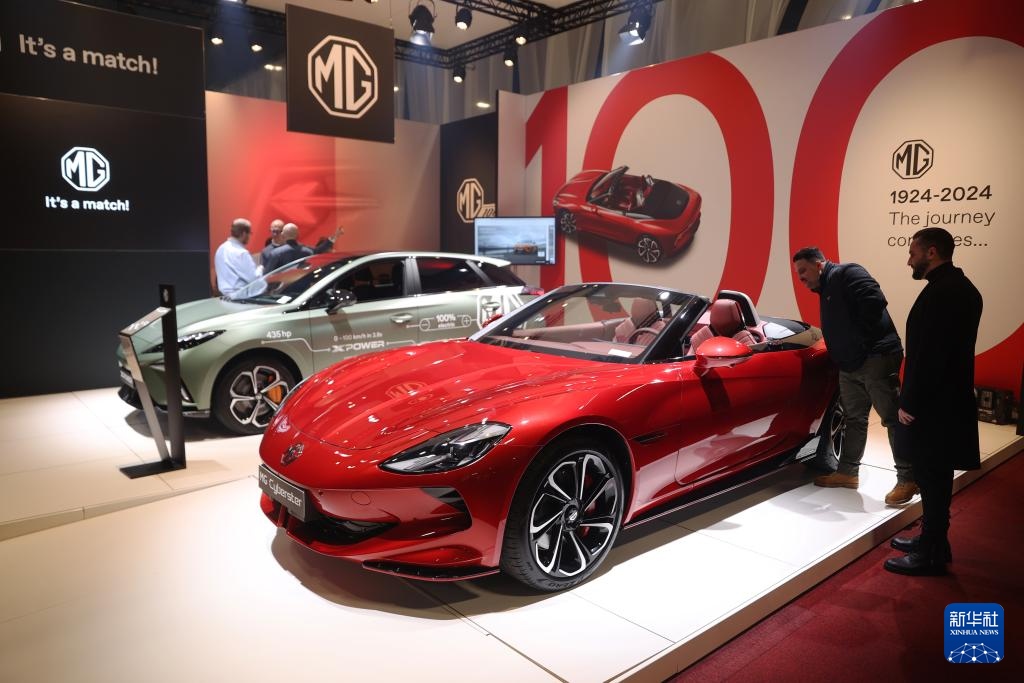 2024年1月17日，人們在比利時布魯塞爾舉辦的2024布魯塞爾汽車展上參觀上汽名爵電動汽車。新華社記者 趙丁喆 攝