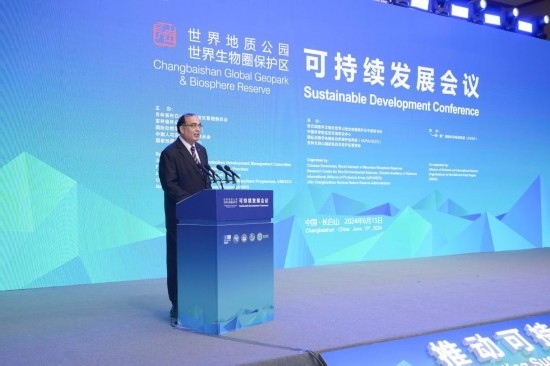  6月15日，聯(lián)合國教科文組織東亞地區(qū)辦事處主任夏澤翰在“長白山·世界地質(zhì)公園、世界生物圈保護區(qū)可持續(xù)發(fā)展會議”上做主旨演講。新華社發(fā)