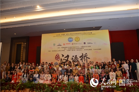 出席閉幕典禮的嘉賓、學(xué)校師生及獲獎(jiǎng)選手等合影留念。人民網(wǎng)記者李培松攝